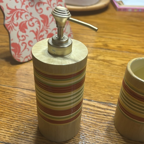 Vintage Gloria Vanderbilt Home bath set.  Soap dispenser and toothbrush holder - Picture 3 of 8